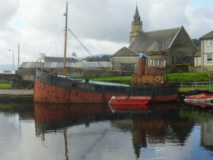 Old_Puffer_in_canal_basin_at_Ardrishaig_-_geograph.org.uk_-_1207649